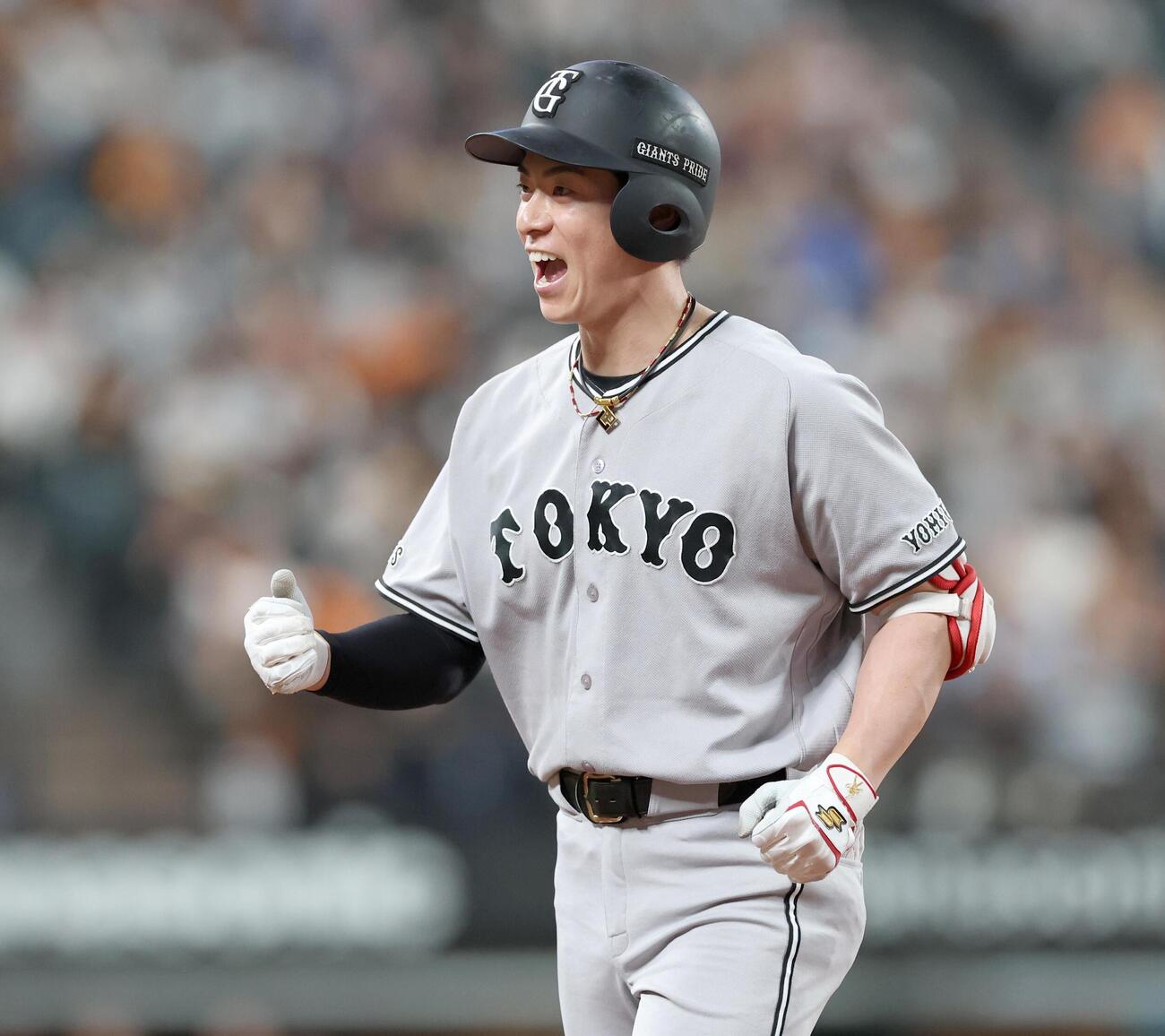 日本ハム対巨人　6回表巨人2死三塁、適時打を放ち叫ぶ松本剛（撮影・黒川智章）