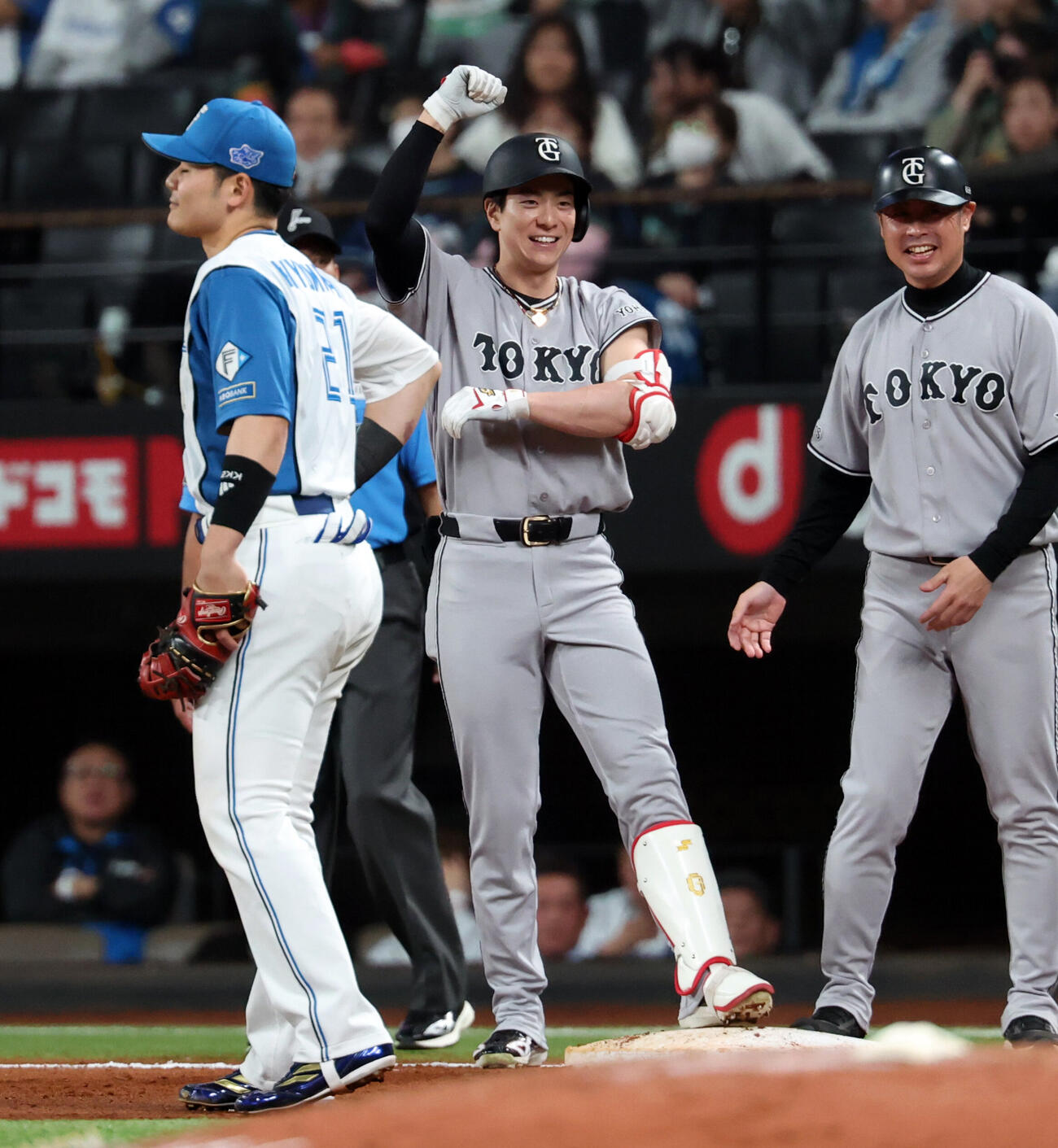 日本ハム対巨人　6回表巨人2死三塁、松本剛は適時打を放ちガッツポーズ（撮影・浅見桂子）