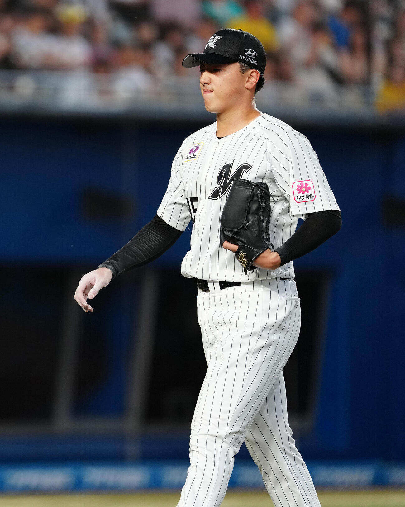 ロッテ対阪神　2回表を終え、顔をしかめながらベンチへ戻るロッテ田中晴也（撮影・鈴木みどり）