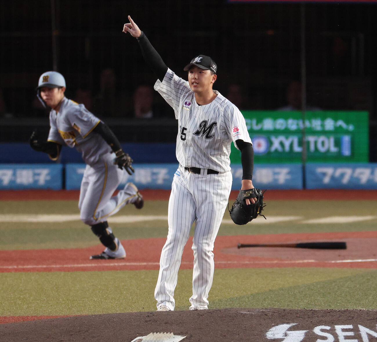 ロッテ対阪神　2回表阪神1死満塁、中野拓夢の二ゴロで先制を許す田中晴也（撮影・河田真司）