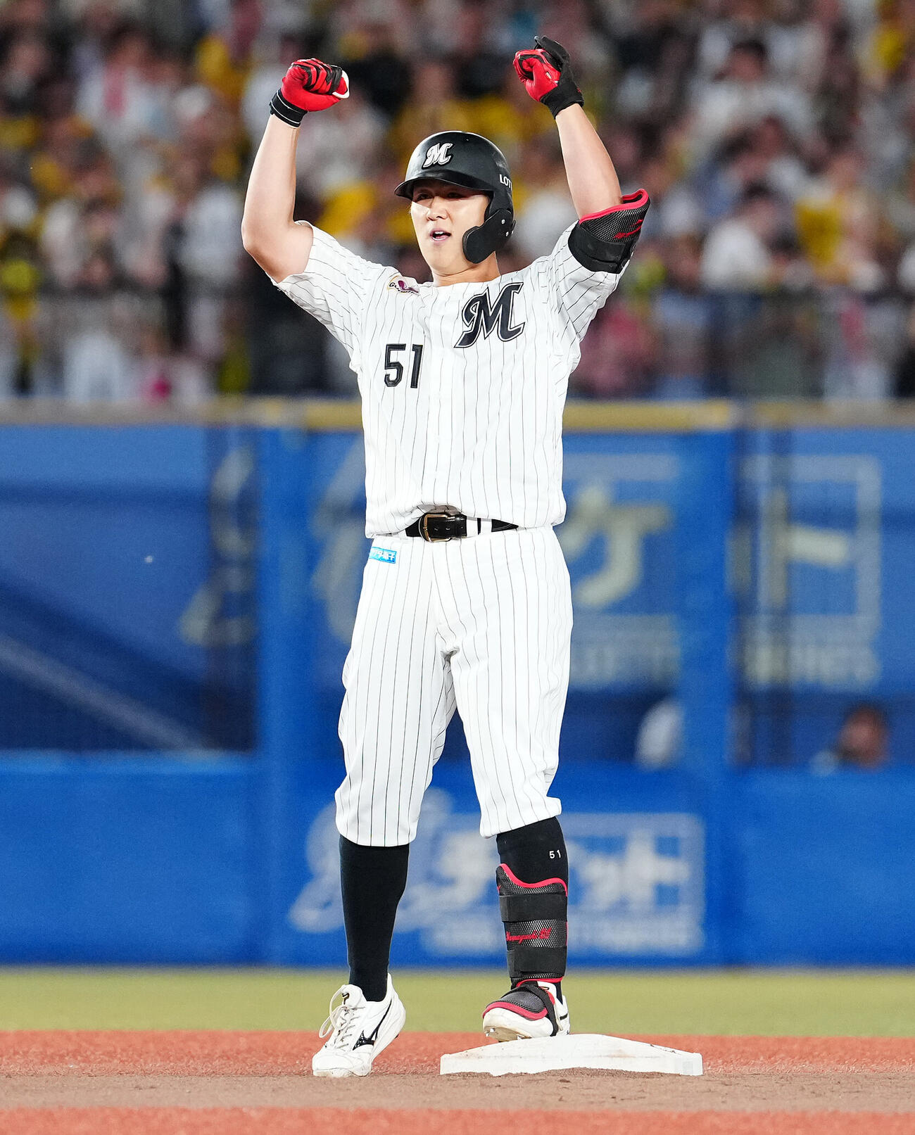 ロッテ対阪神　9回裏ロッテ2死、二塁打を放ちガッツポーズする山口航輝（撮影・鈴木みどり）