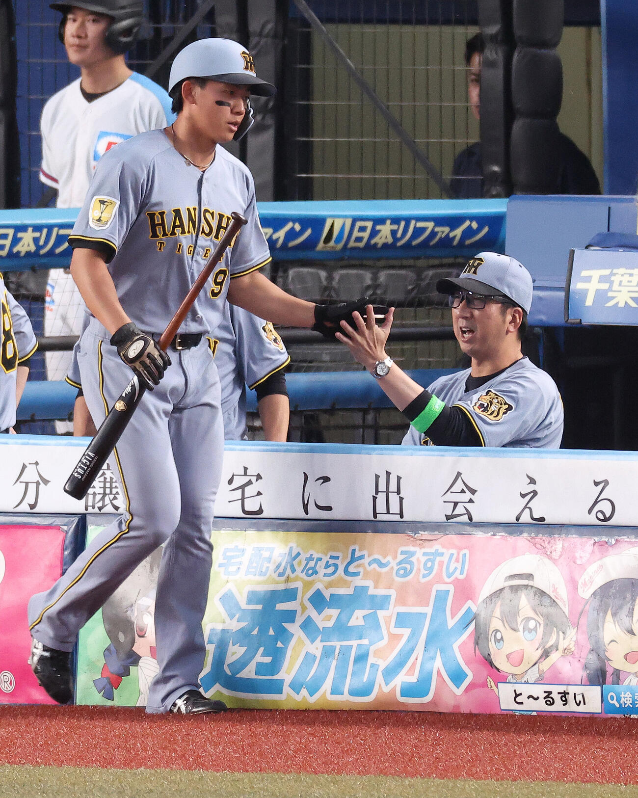 ロッテ対阪神　2回表阪神1死満塁、中野拓夢の二ゴロで生還する立石正広（左）を迎える藤川球児監督（撮影・河田真司）