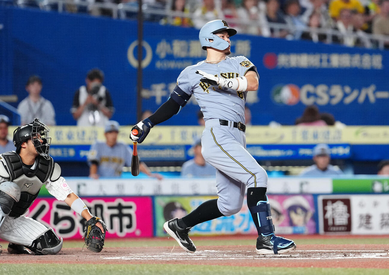 ロッテ対阪神　8回表阪神2死、内野安打を放つ佐藤輝明（撮影・鈴木みどり）