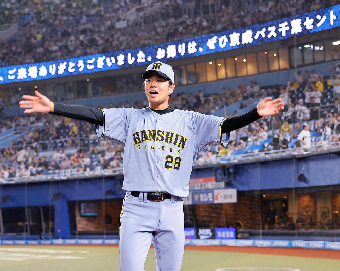 ロッテ対阪　ロッテに勝利し、ファンの声援に応える阪神高橋遥人（撮影・藤尾明華）＝2026年5月29日、ZOZOマリンスタジアム