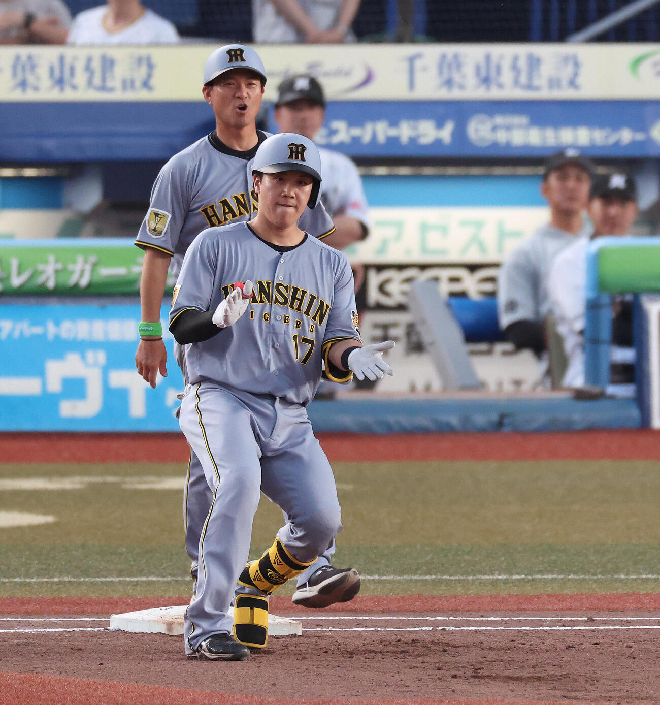 ロッテ対阪神　2回表阪神1死一塁、右前打を放ち出塁する伏見寅威（撮影・河田真司）