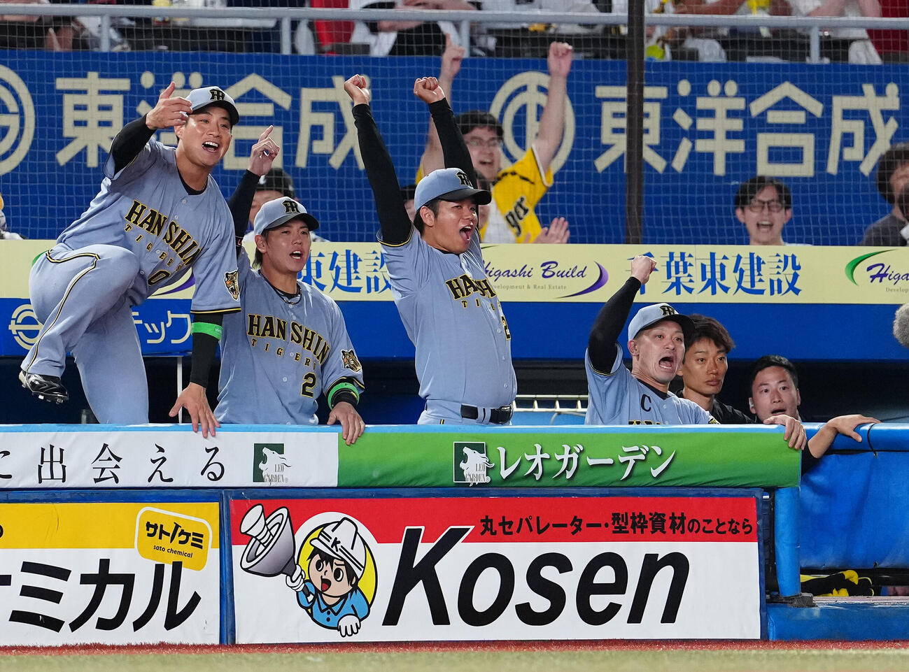 ロッテ対阪神　ロッテに勝利し、ベンチで両手を突き上げる阪神高橋遥人（中央）（撮影・鈴木みどり）