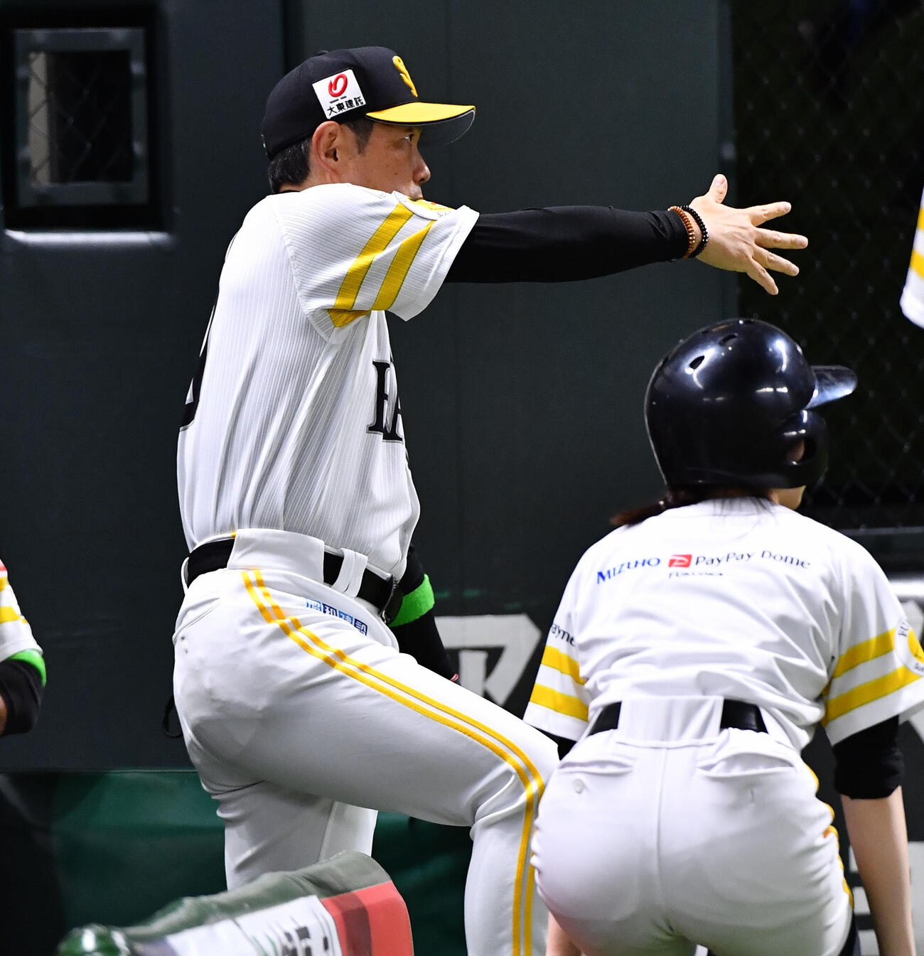 ソフトバンク対広島　4回裏ソフトバンク2死、今宮健太の打席で代打を送る小久保裕紀監督（撮影・岩下翔太）