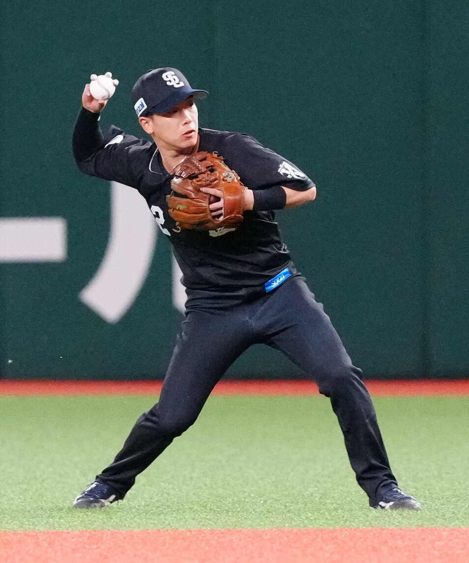 交流戦　西武対DeNA 3回表DeNA無死、二ゴロとなった京田陽太の打球を処理し一塁へ送球する滝沢夏央（撮影・江口和貴）