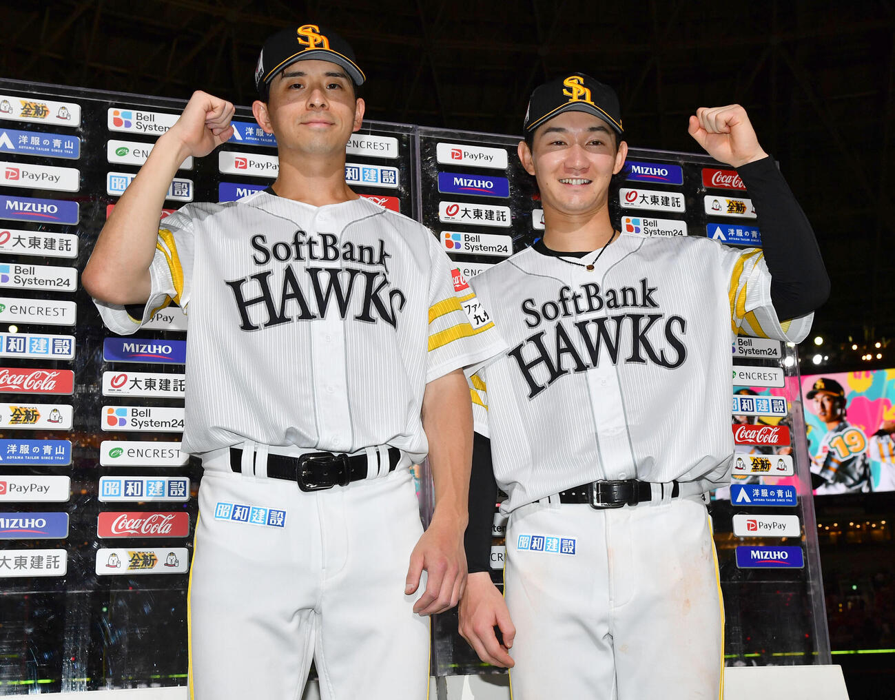 ソフトバンク対広島　広島に勝利し、お立ち台でガッツポーズする大関友久（左）と正木智也（撮影・岩下翔太）
