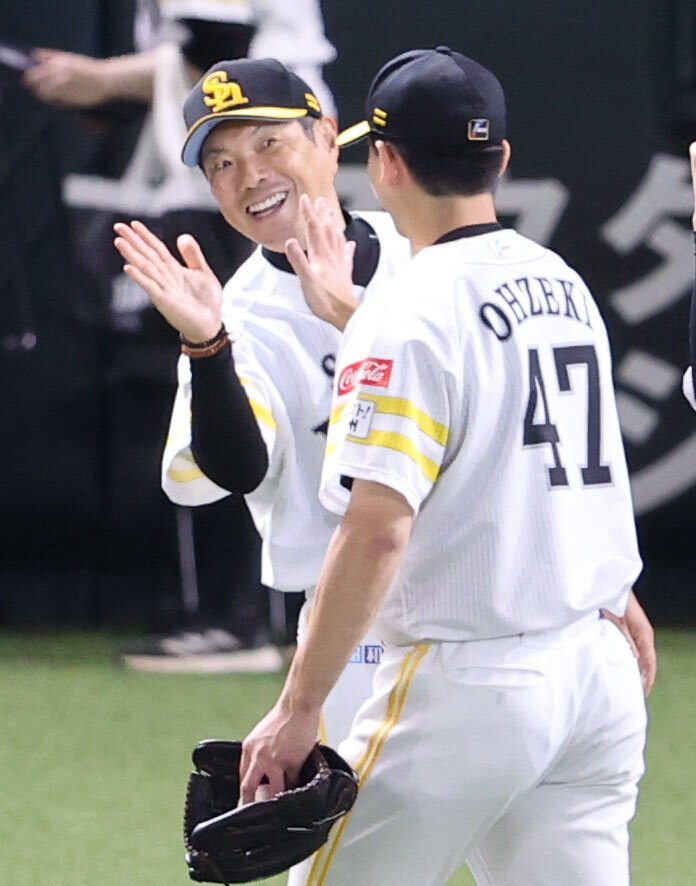 ソフトバンク対広島　完封勝利を飾ったソフトバンク大関友久は小久保裕紀監督に笑顔で迎えられる　（撮影・梅根麻紀）