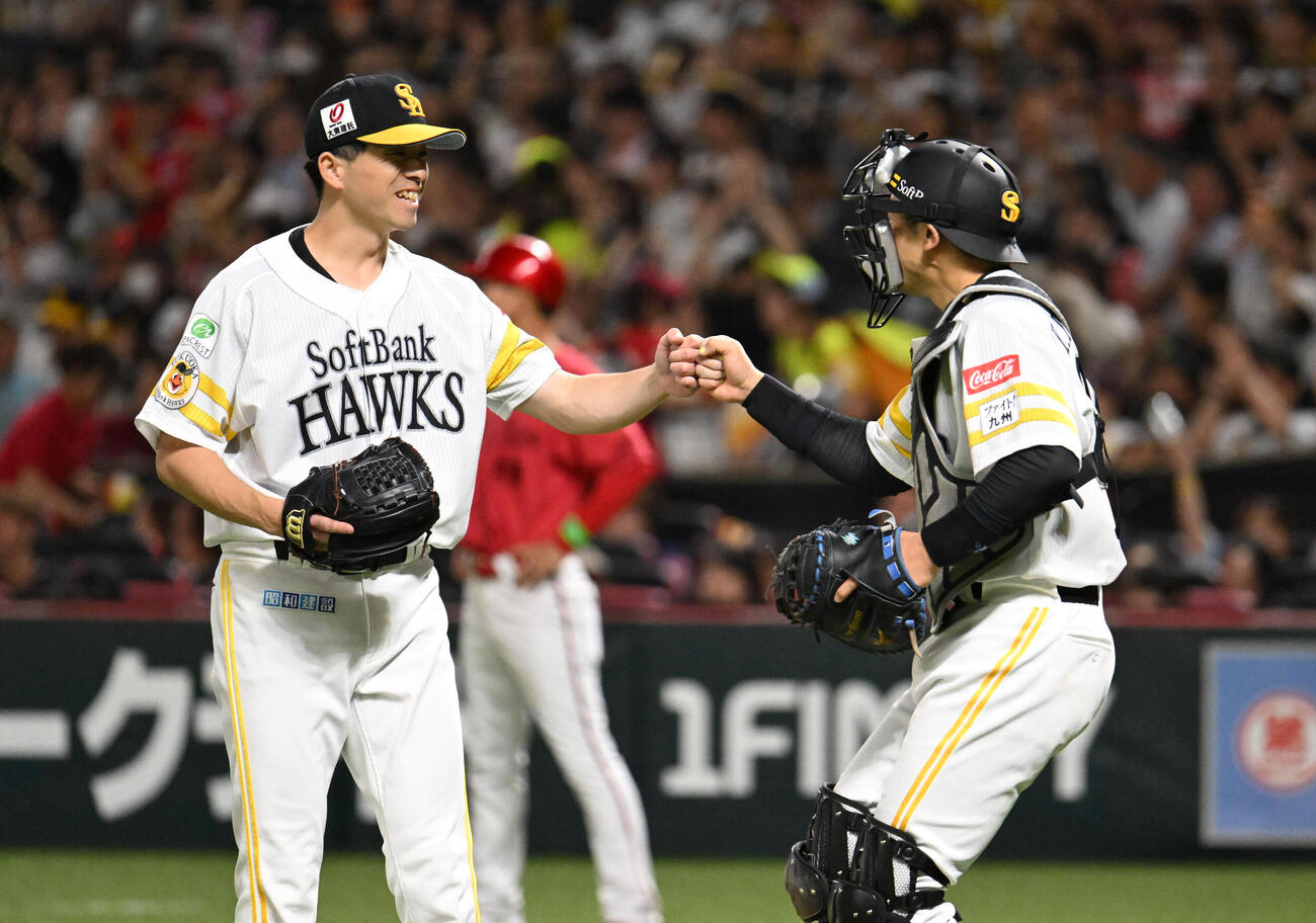 ソフトバンク対広島　勝利を収めグータッチを交わす大関友久（左）と山本祐大（撮影・林敢治）