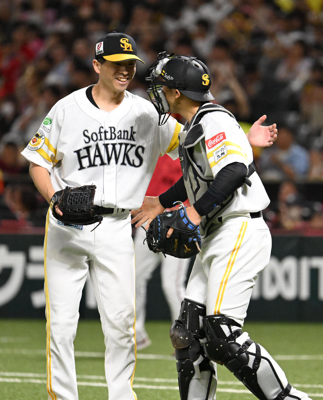 ソフトバンク対広島　勝利を収め歓喜する大関友久（左）と山本祐大（撮影・林敢治）