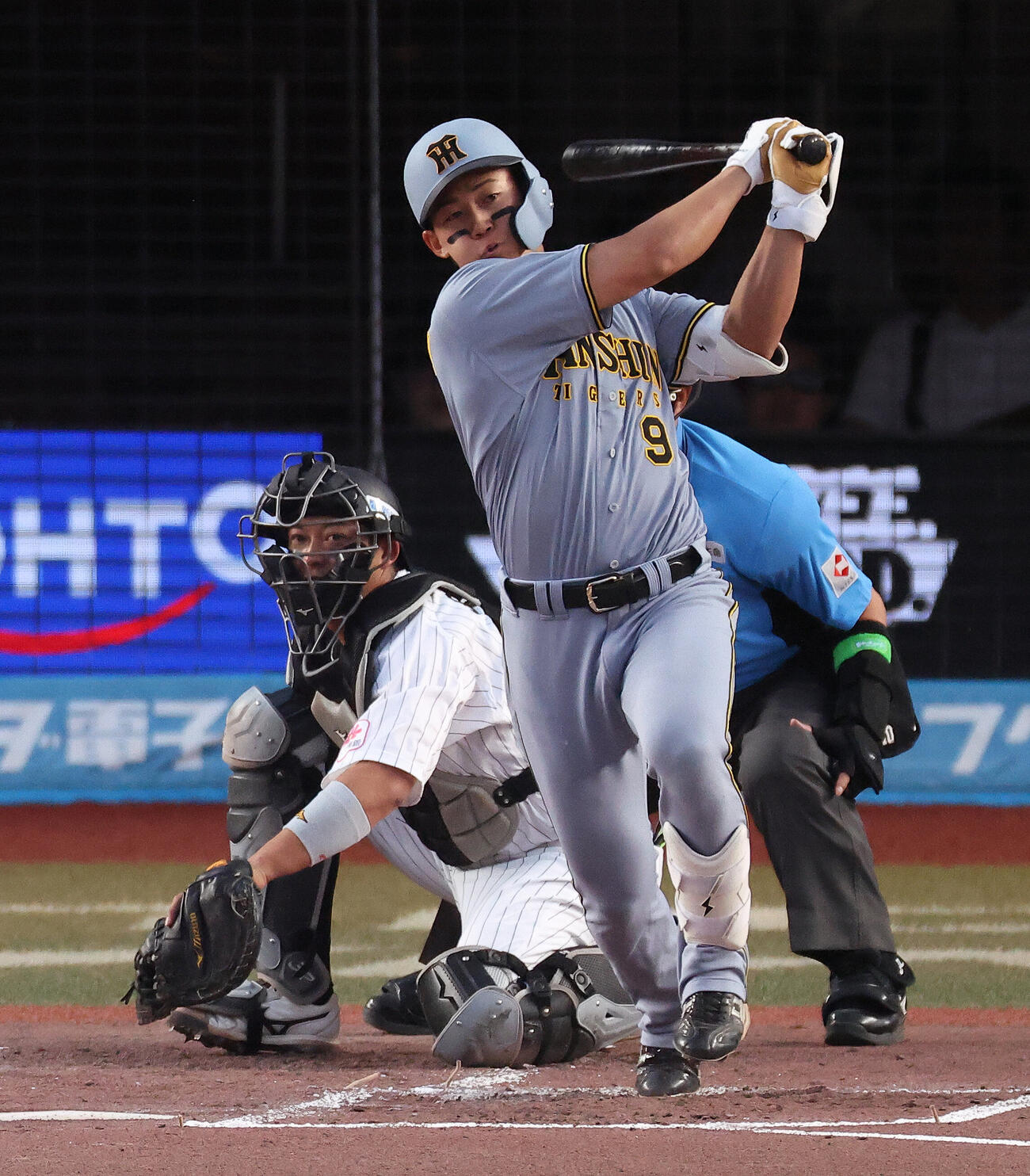 ロッテ対阪神　2回表阪神無死、左前打を放つ立石正広。投手田中晴也（撮影・河田真司）