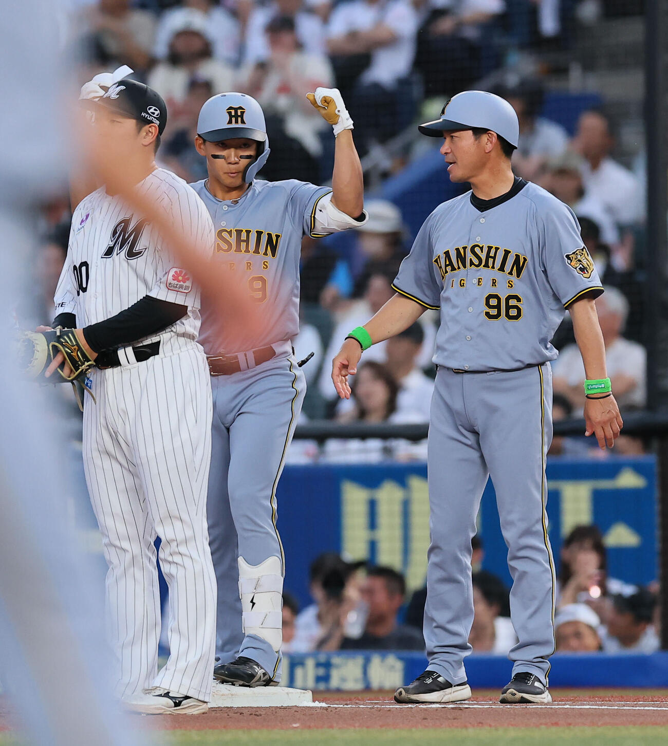 ロッテ対阪神　2回表阪神無死、左前打を放ちガッツポーズをする立石正広（中央）（撮影・藤尾明華）＝ZOZOマリンスタジアム