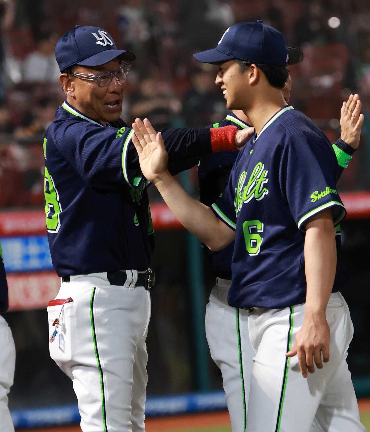 交流戦　楽天対ヤクルト　交流戦初勝利を挙げ松下歩叶（右）とハイタッチする池山隆寛監督（撮影・水谷安孝）