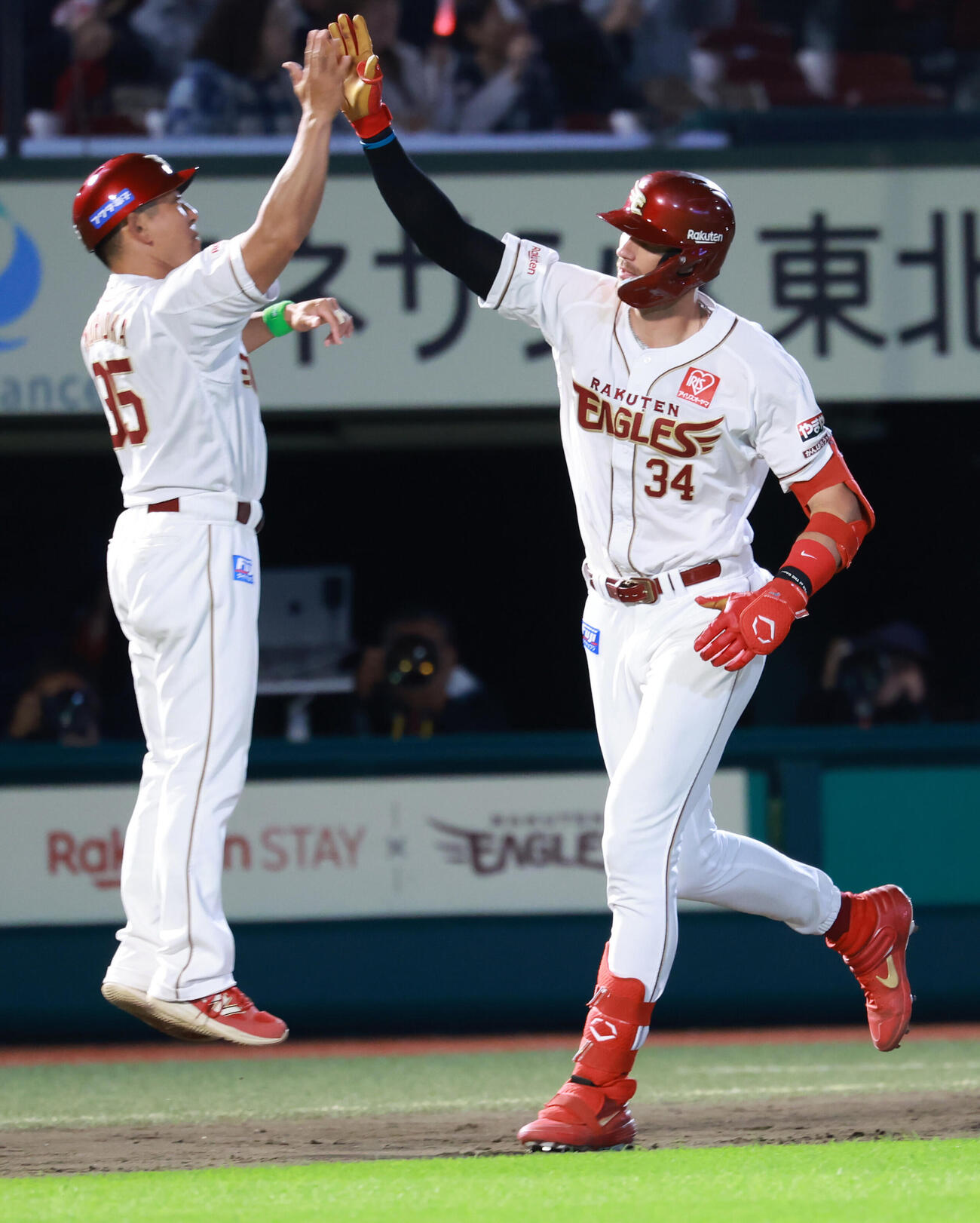 交流戦　楽天対ヤクルト　9回裏楽天無死、本塁打を放ち生還するマッカスカー（撮影・水谷安孝）