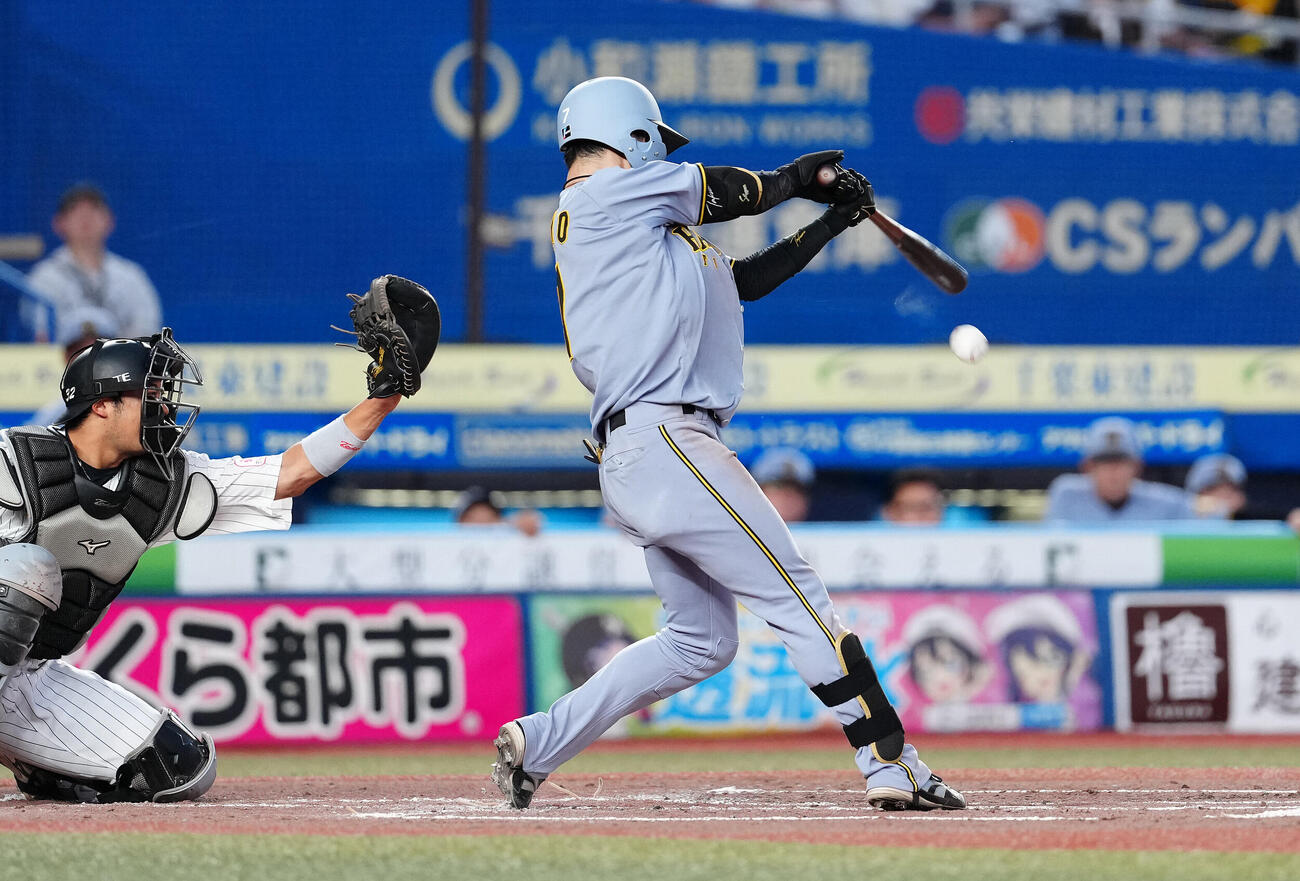 ロッテ対阪神　2回表阪神1死満塁、二ゴロに倒れる中野拓夢（撮影・鈴木みどり）