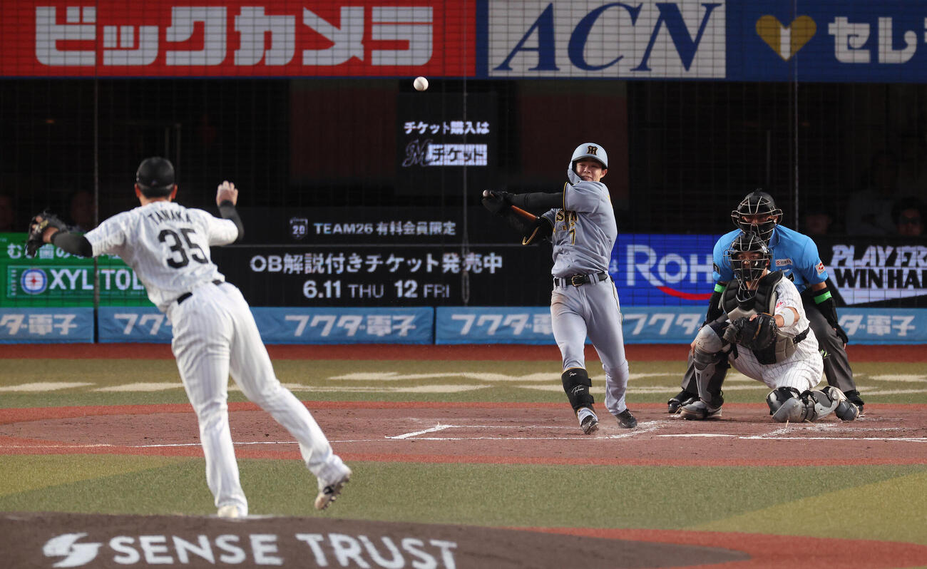 ロッテ対阪神　2回表阪神1死満塁、二ゴロを放つ中野拓夢。投手田中晴也（撮影・河田真司）