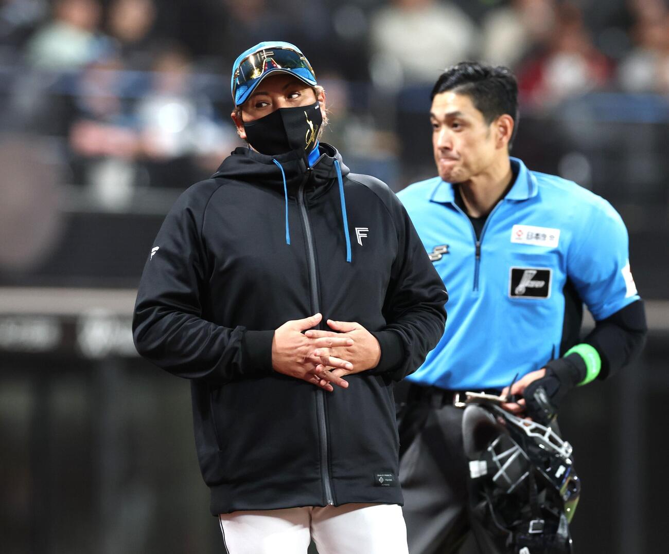 日本ハム対巨人　投手交代を告げる新庄剛志監督（撮影・黒川智章）＝2026年5月29日