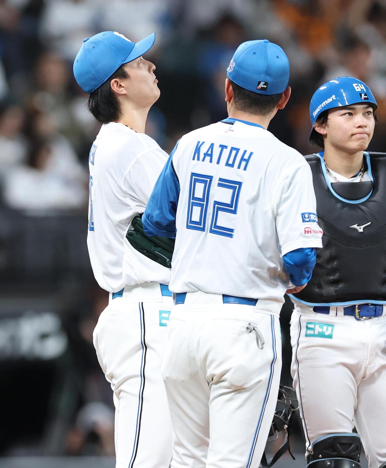 日本ハム対巨人　1回表、2失点し渋い表情の達孝太（左）（撮影・黒川智章）＝2026年5月29日
