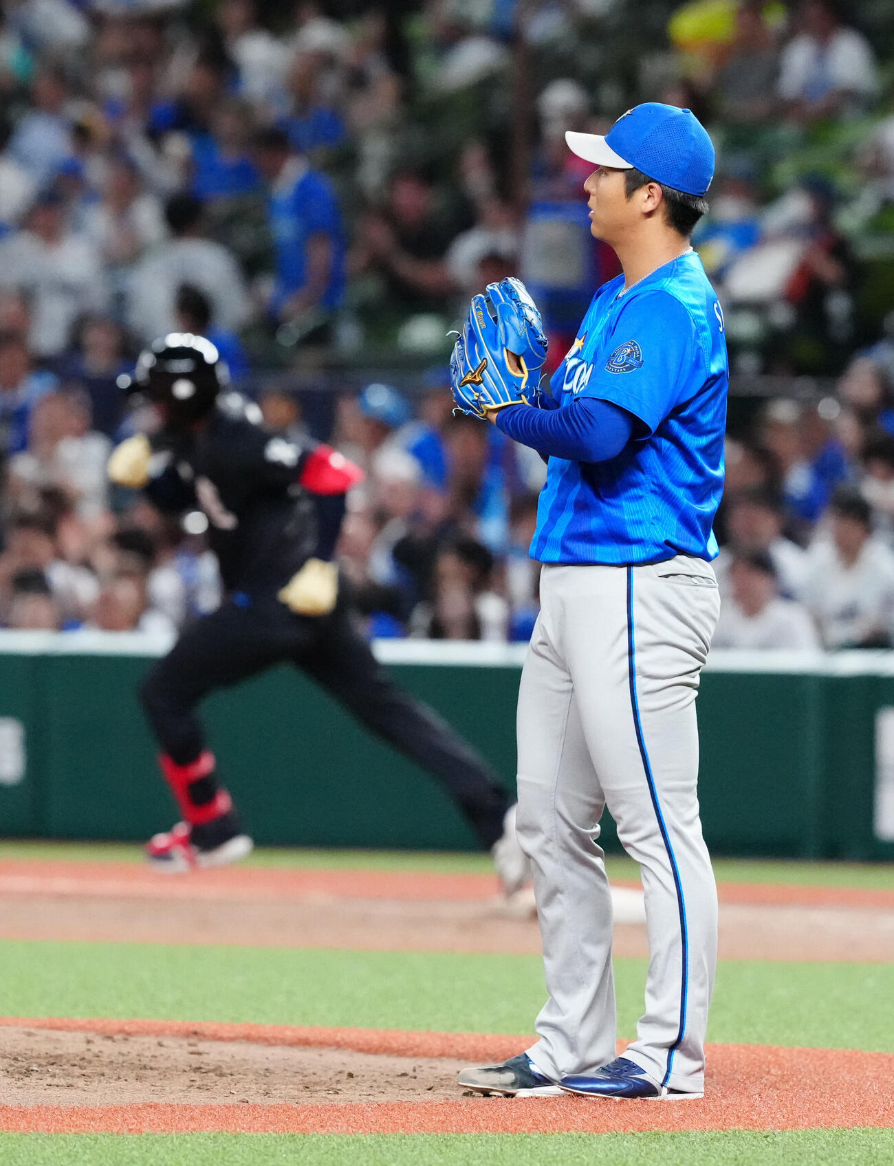 交流戦　西武対DeNA 4回裏西武無死、アレクサンダー・カナリオ（後方）にソロ本塁打を浴びる島田舜也（撮影・江口和貴）