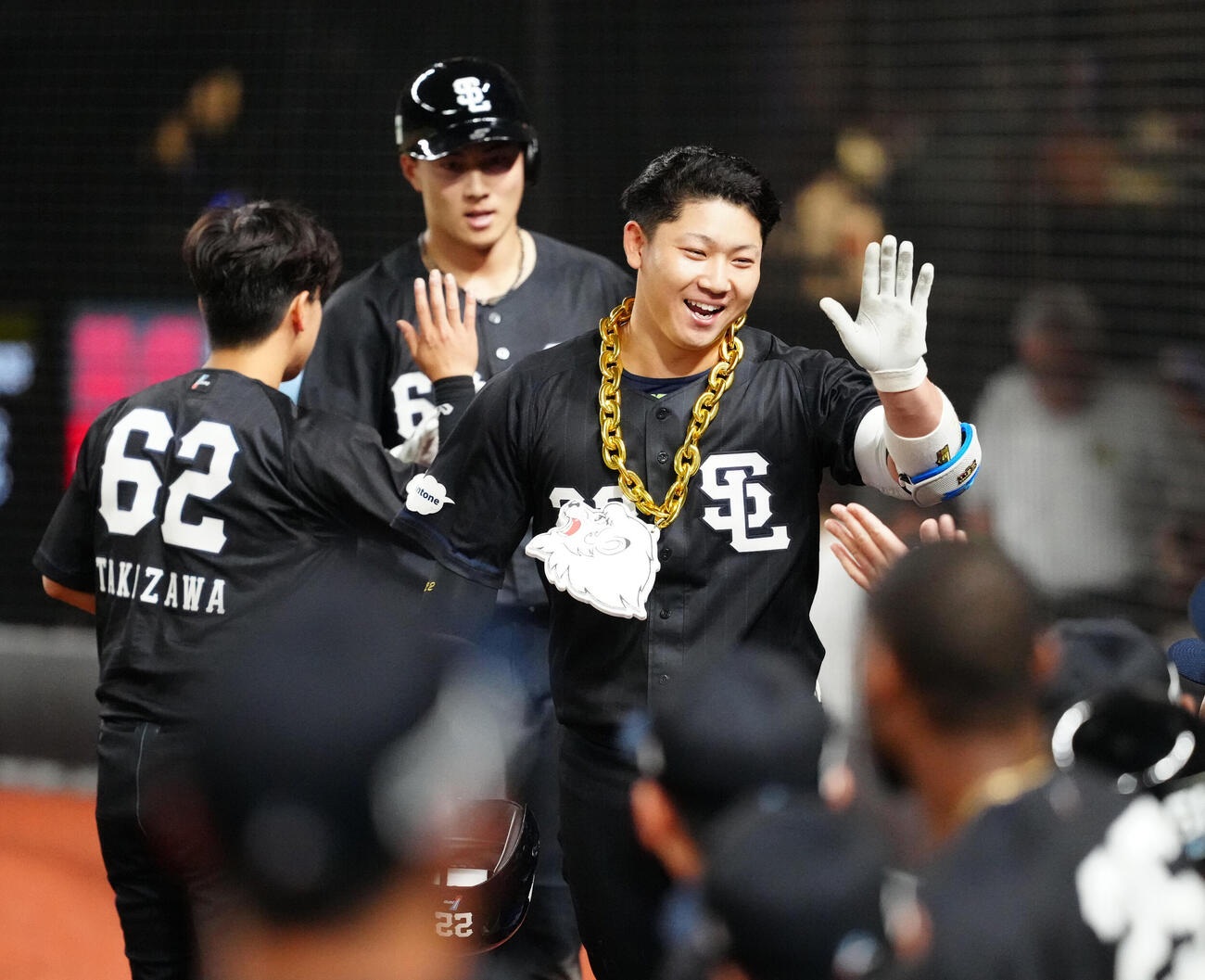 交流戦　西武対DeNA 7回裏西武1死一塁、2点本塁打を放ち、タッチを交わす古賀悠斗（撮影・江口和貴）＝2026年5月29日