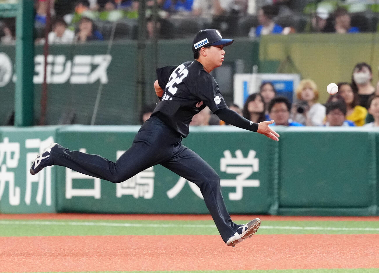 交流戦　西武対DeNA 2回表DeNA1死二塁、二ゴロとなった勝又温史の打球を処理し一塁へ送球する滝沢夏央（撮影・江口和貴）