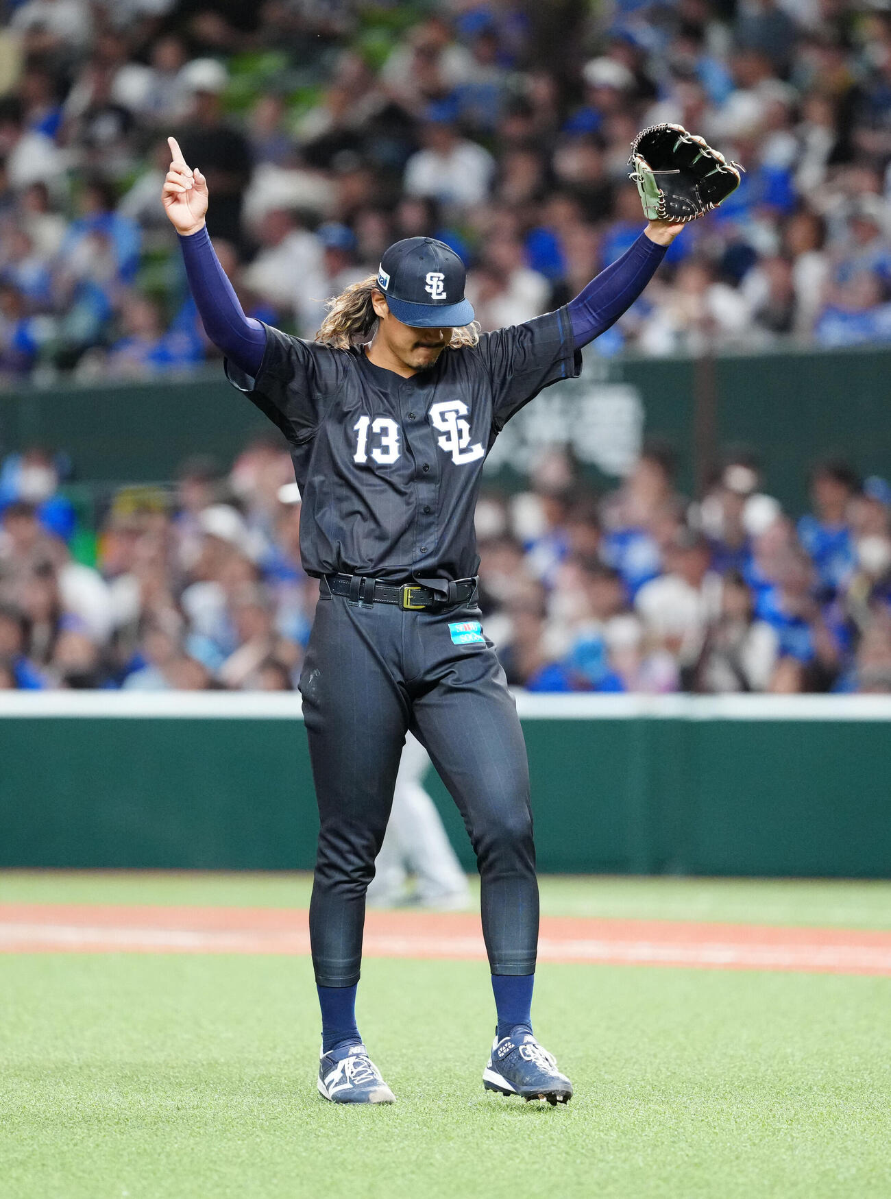 交流戦　西武対DeNA 7回表DeNA2死一、二塁、石上泰輝を遊ゴロに仕留めた高橋光成は両手を挙げる（撮影・江口和貴）＝2026年5月29日