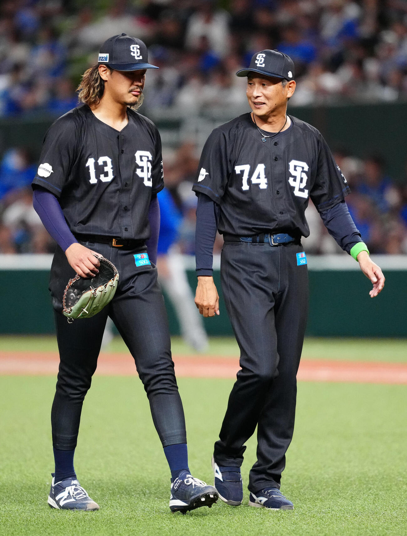 交流戦　西武対DeNA 8回表途中、交代し西武西口文也監督（右）とベンチに引き揚げる先発の高橋光成（撮影・江口和貴）＝2026年5月29日