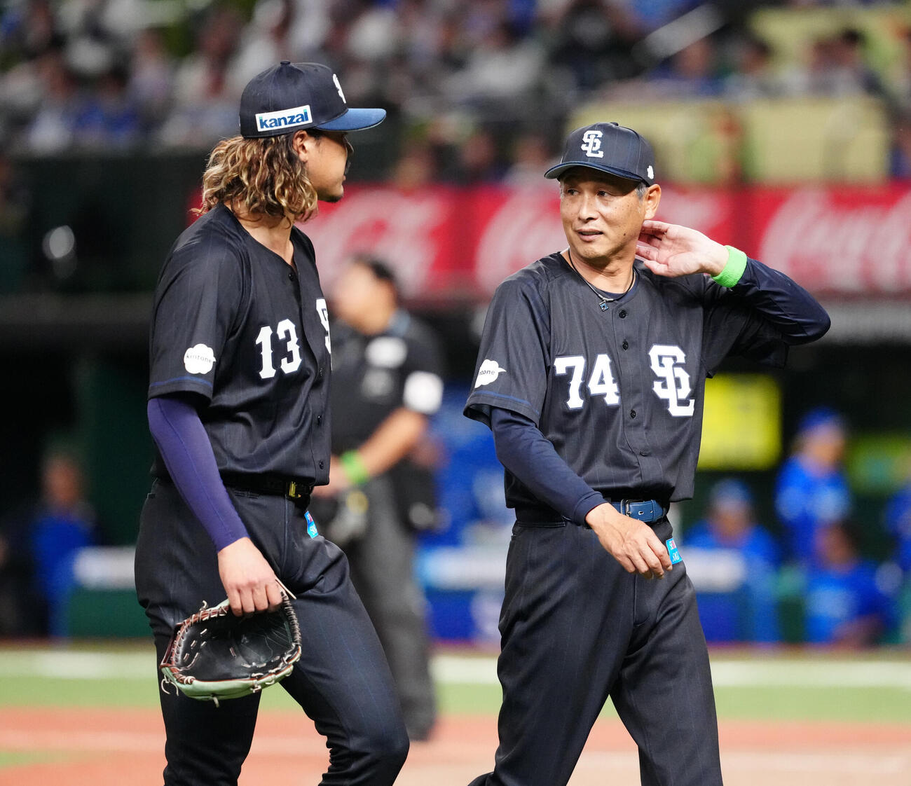 交流戦　西武対DeNA 8回表途中、交代した西武先発の高橋光成（左）とベンチに引き揚げる西口文也監督（撮影・江口和貴）＝2026年5月29日
