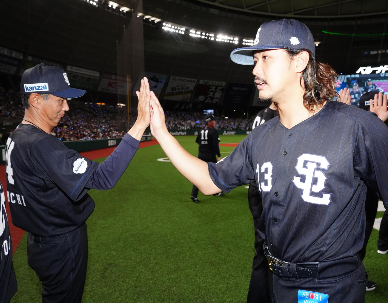 交流戦　西武対DeNA　試合後、西武西口文也監督（左）とタッチを交わす高橋光成（撮影・江口和貴）＝2026年5月29日