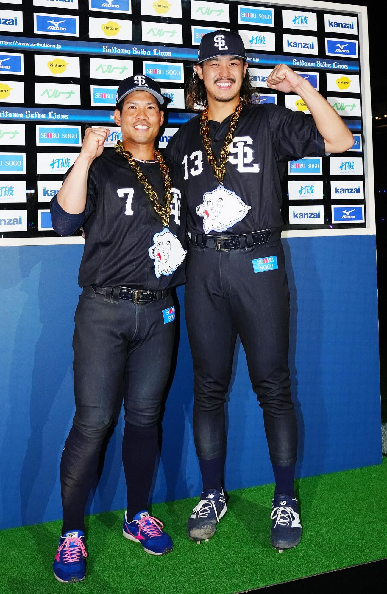 交流戦　西武対DeNA　試合後、お立ち台で写真に納まる西武桑原将志（左）と高橋光成（撮影・江口和貴）＝2026年5月29日