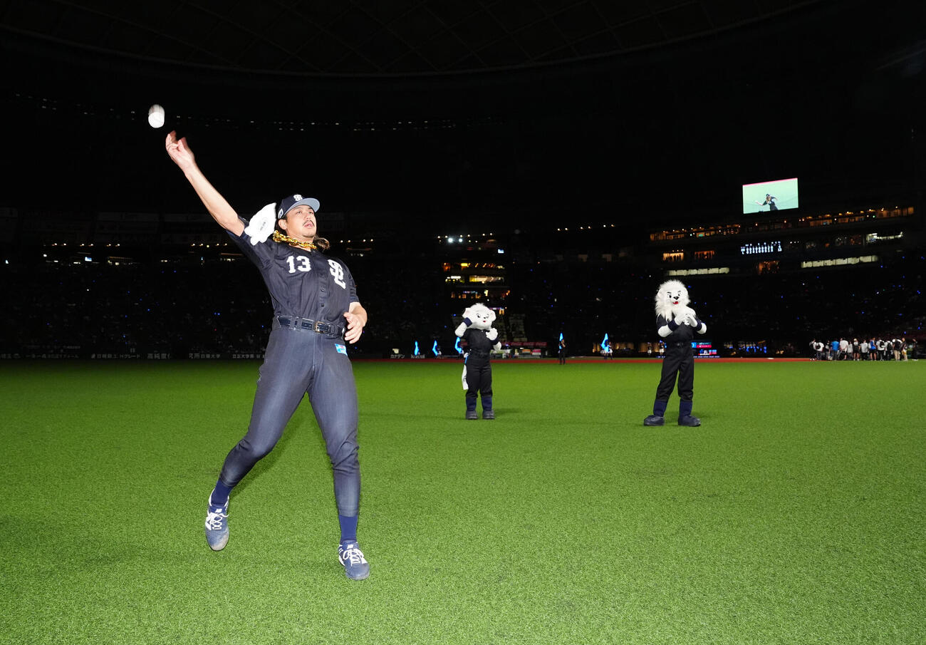 交流戦　西武対DeNA　試合後、客席にボールを投げ入れる西武高橋光成（撮影・江口和貴）＝2026年5月29日