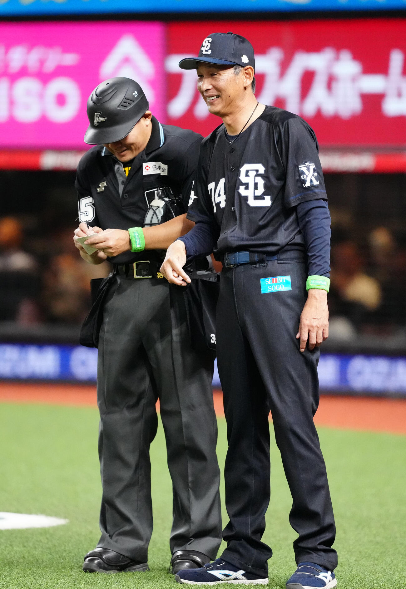 交流戦　西武対DeNA 8回表開始前、選手交代を告げる西武西口文也監督（右）（撮影・江口和貴）＝2026年5月29日