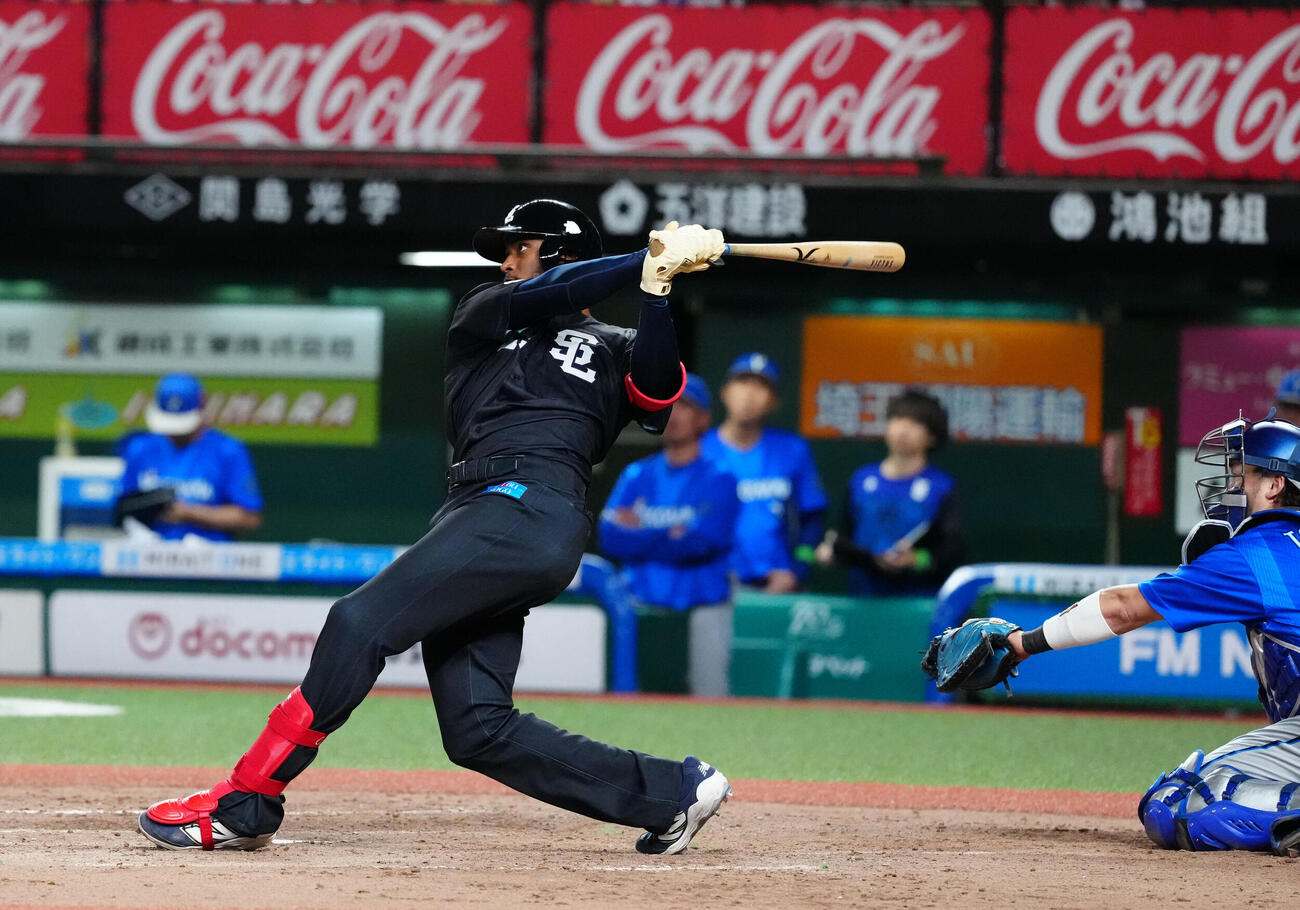 交流戦　西武対DeNA 4回裏西武無死、ソロ本塁打を放つアレクサンダー・カナリオ（撮影・江口和貴）＝2026年5月29日