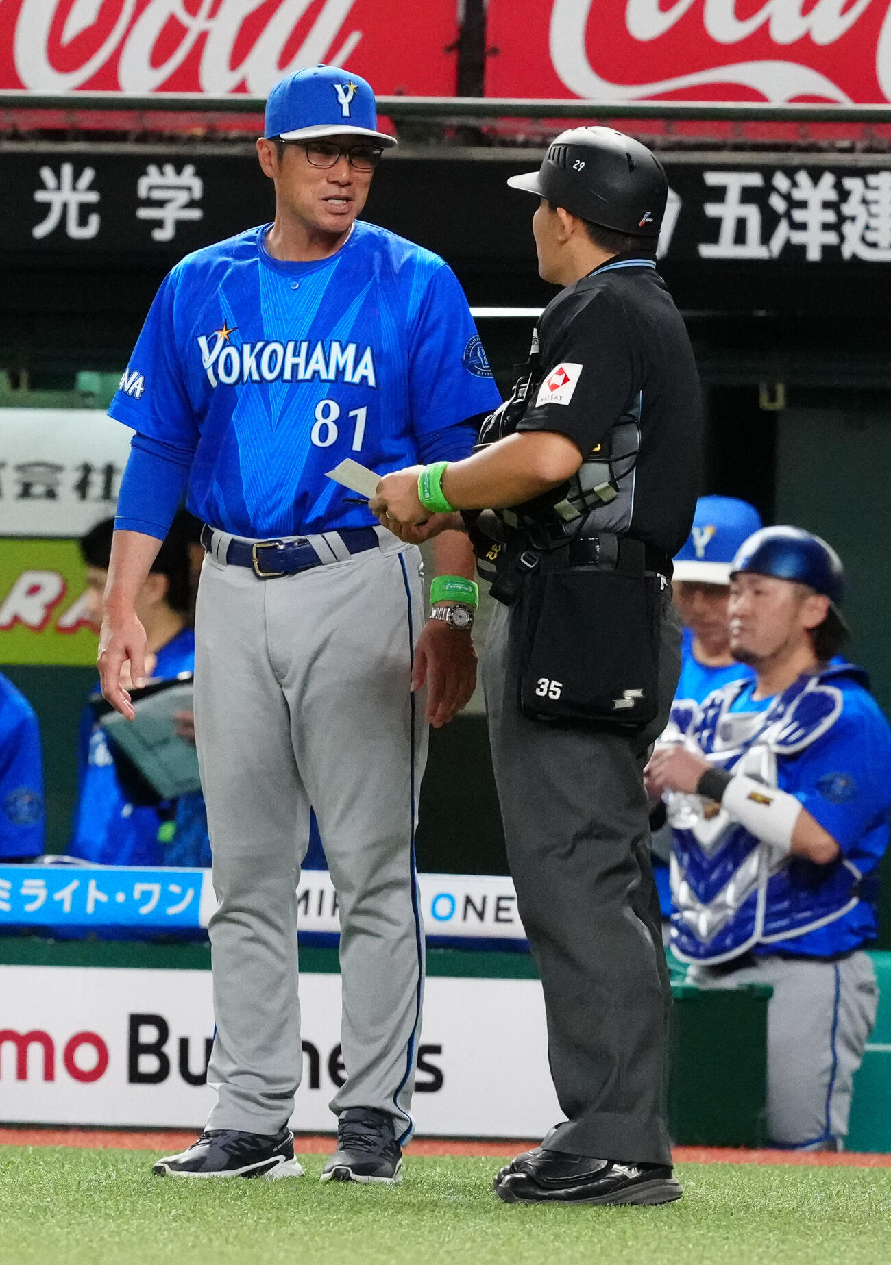 交流戦　西武対DeNA 5回裏開始前、選手交代を告げるDeNA相川亮二監督（左）（撮影・江口和貴）＝2026年5月29日