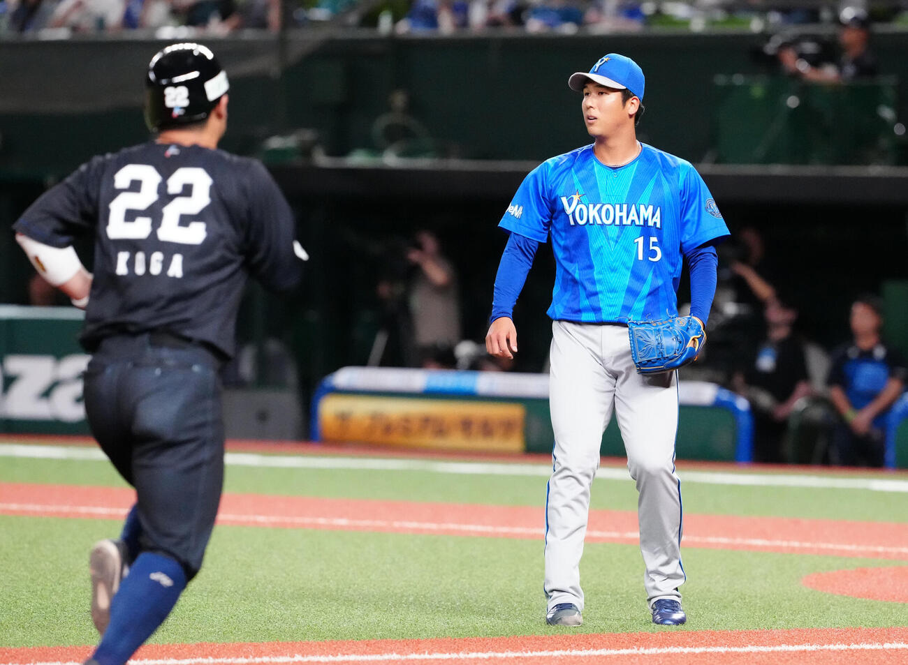 交流戦　西武対DeNA 3回裏西武2死一、二塁、源田壮亮に2点適時二塁打を浴びる島田舜也（右）（撮影・江口和貴）