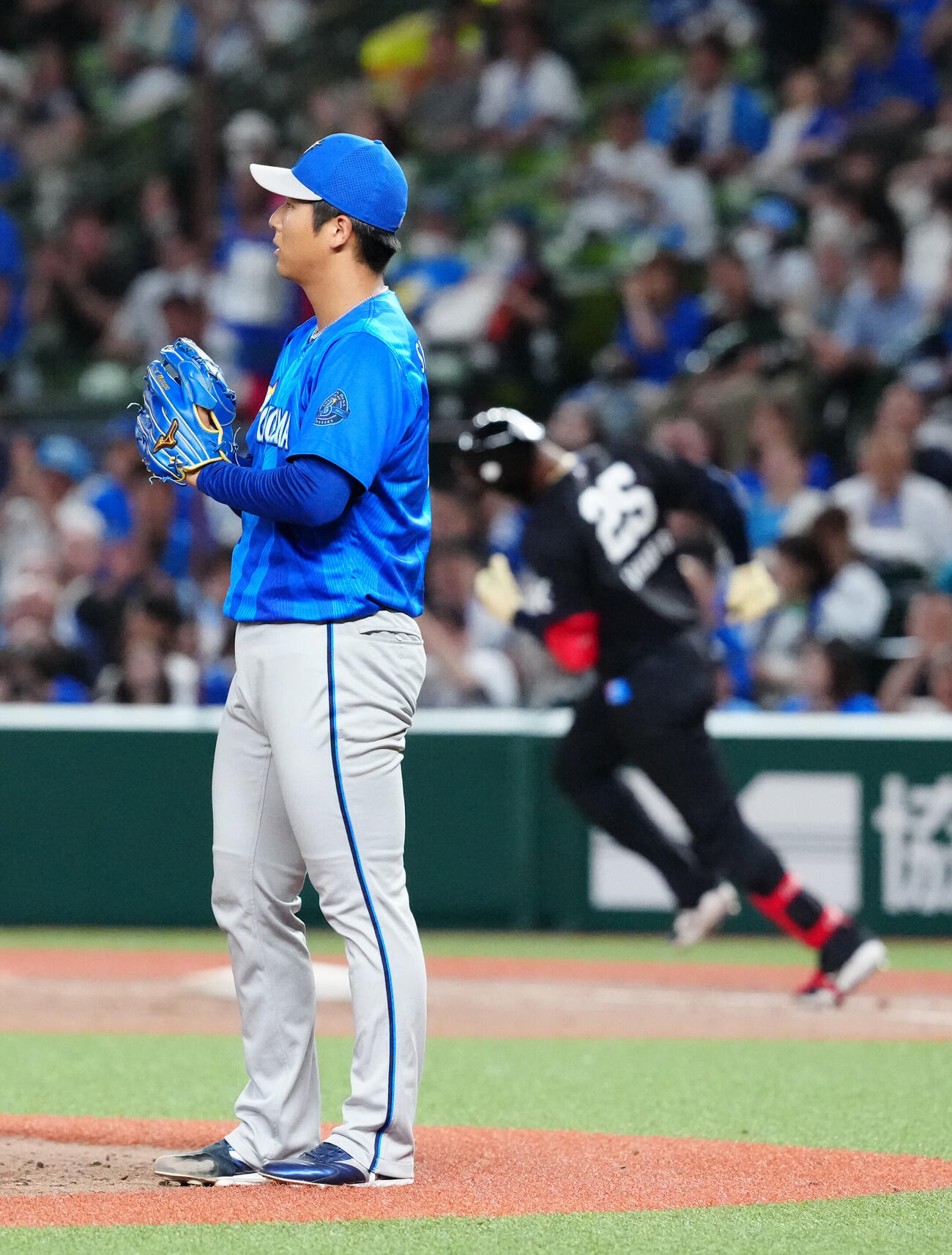 交流戦　西武対DeNA 4回裏西武無死、アレクサンダー・カナリオ（後方）にソロ本塁打を浴びる島田舜也（撮影・江口和貴）