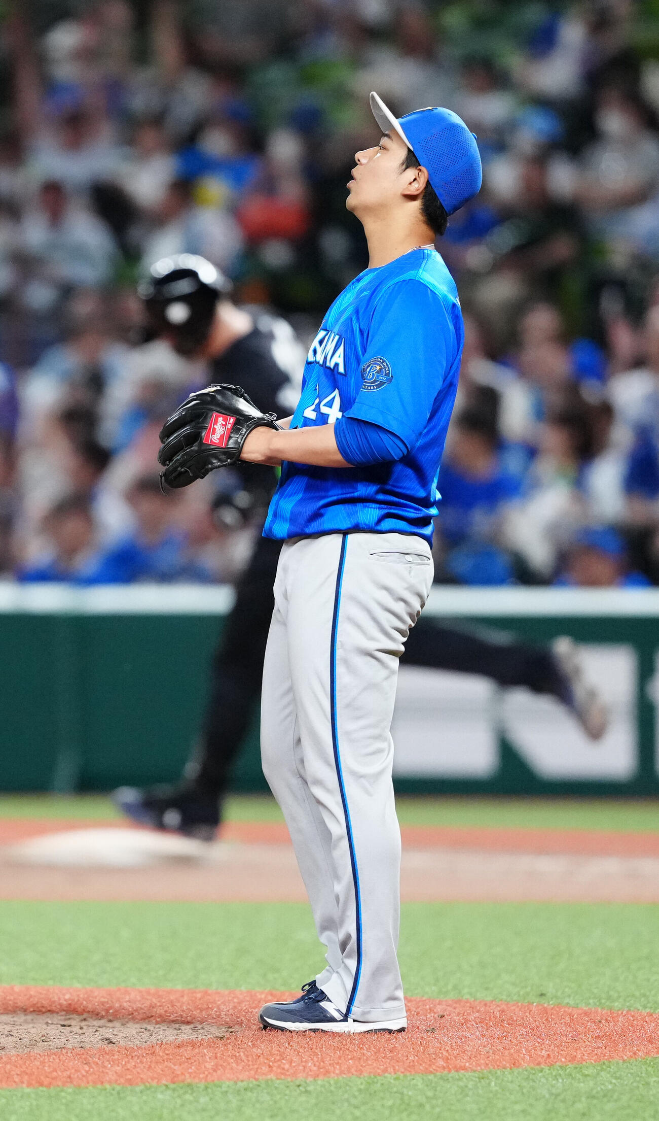 交流戦　西武対DeNA 7回裏西武1死、タイラー・ネビン（後方）にソロ本塁打を浴びる吉野光樹（撮影・江口和貴）