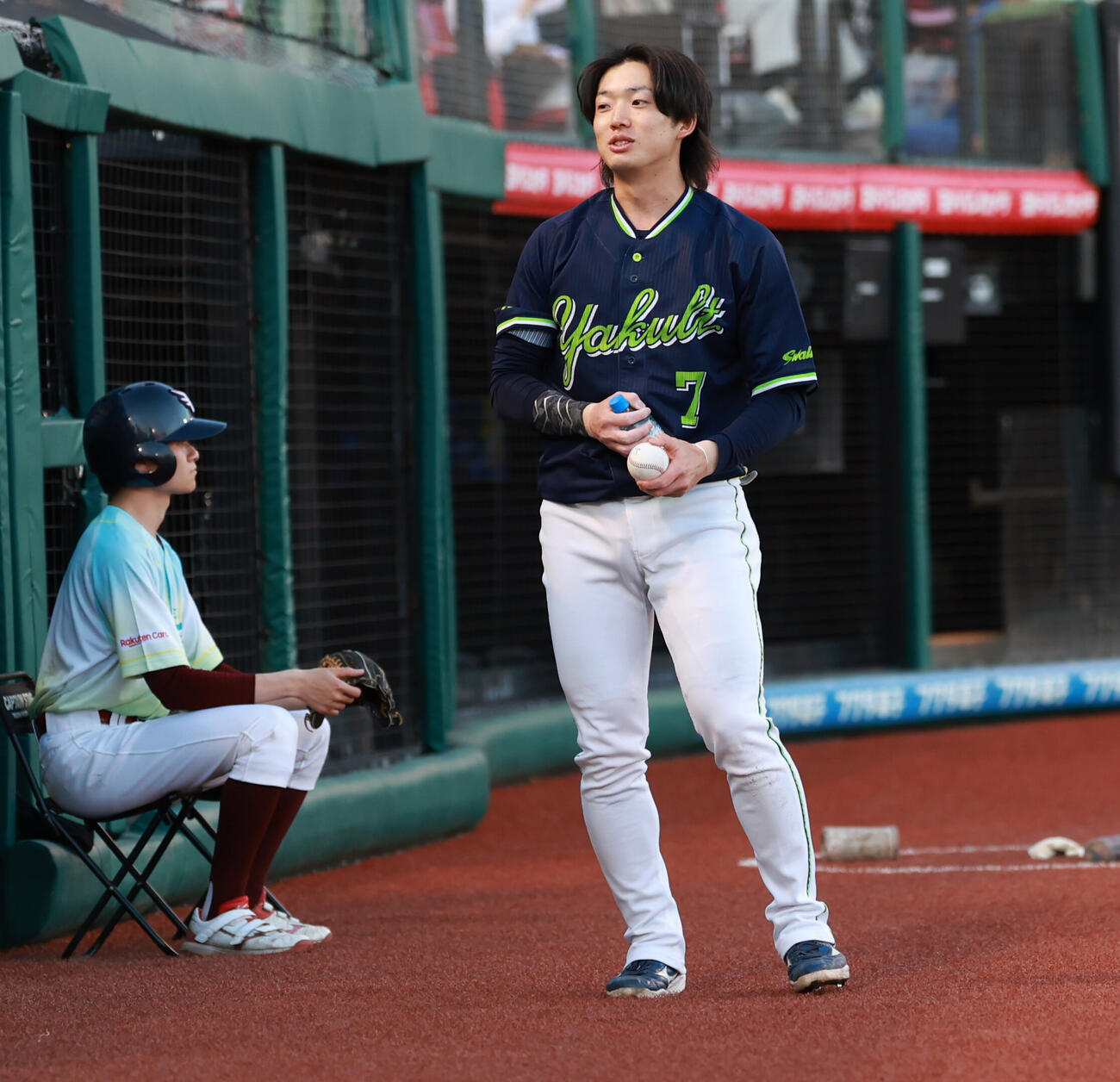 交流戦　楽天対ヤクルト　松下歩叶の初安打のボールを大切にベンチに運ぶ長岡秀樹（撮影・水谷安孝）