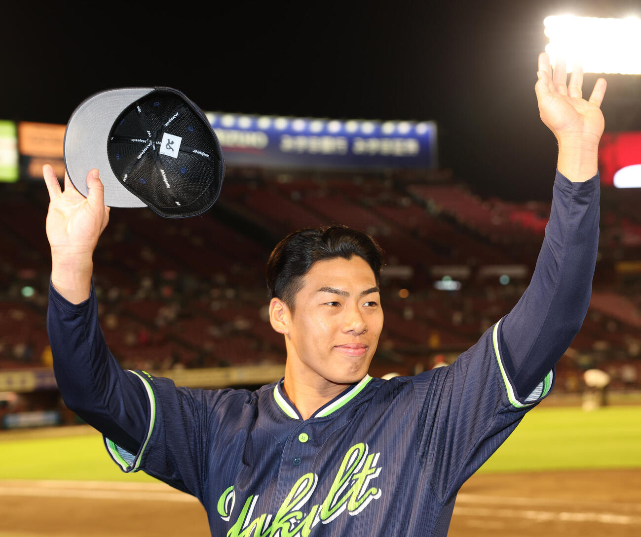 交流戦　楽天対ヤクルト　今季7勝目を挙げ笑顔を見せるヤクルト山野太一（撮影・水谷安孝）
