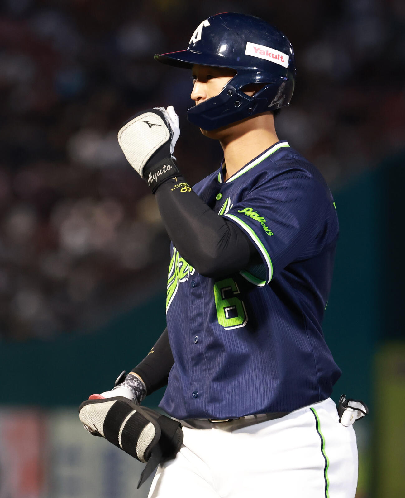 交流戦　楽天対ヤクルト　8回表ヤクルト無死、左前打を放ちガッツポーズする松下歩叶（撮影・水谷安孝）