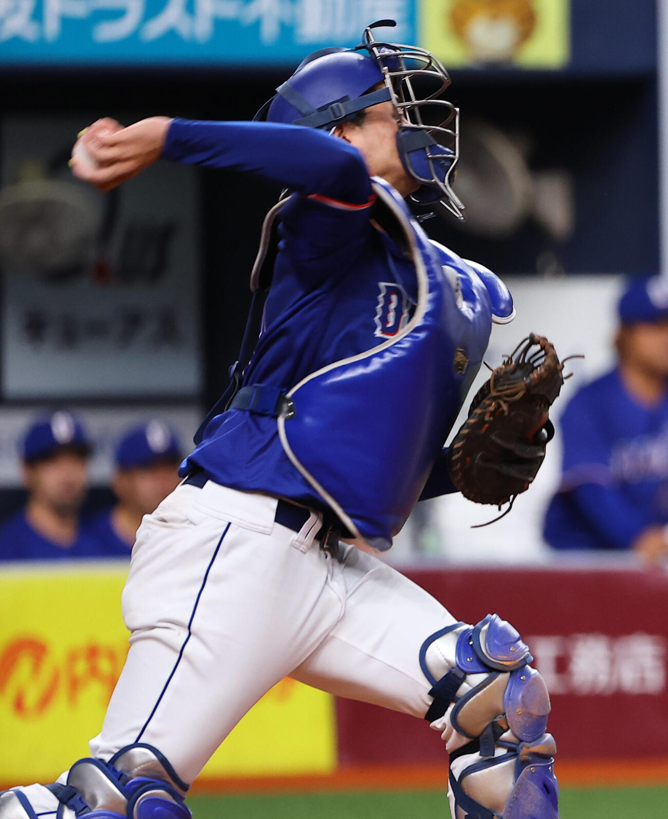 オリックス対中日　3回裏オリックス1死一塁、森友哉の二盗を阻止する石伊雄太（撮影・上田博志）