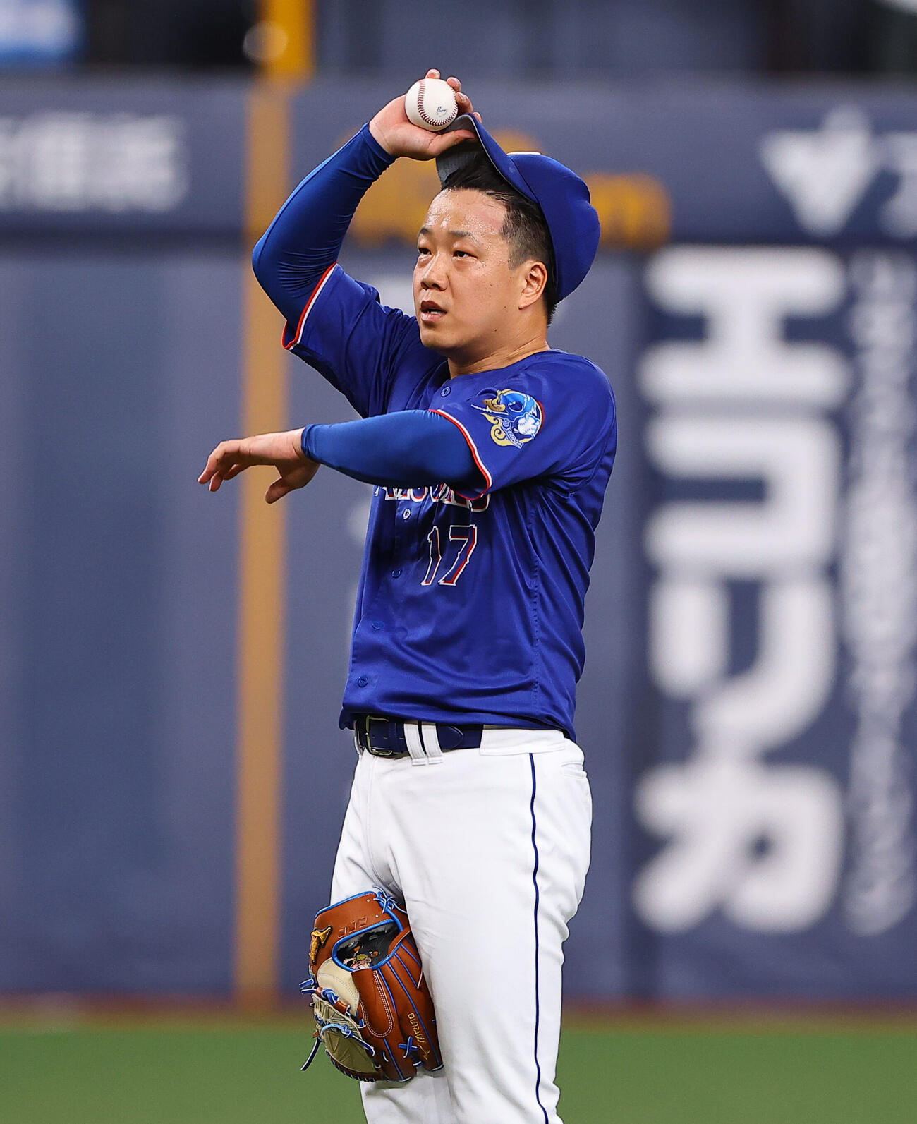 オリックス対中日　1回裏オリックス2死満塁、山中稜真に押し出し四球を与えた柳裕也は汗をぬぐう（撮影・上田博志）＝2026年5月29日