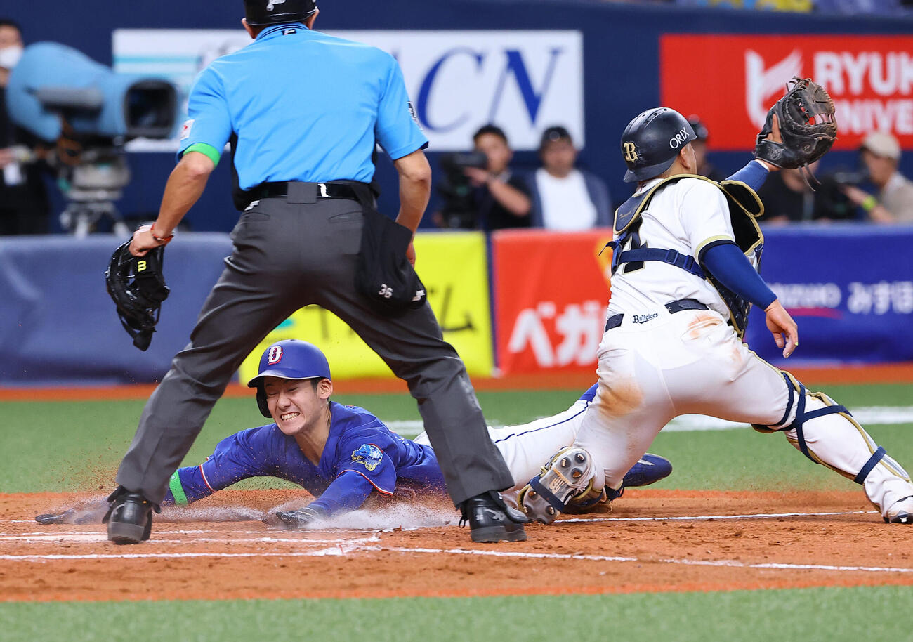 オリックス対中日　8回表中日2死満塁、田中幹也の2点適時打で生還する尾田剛樹（撮影・上田博志）