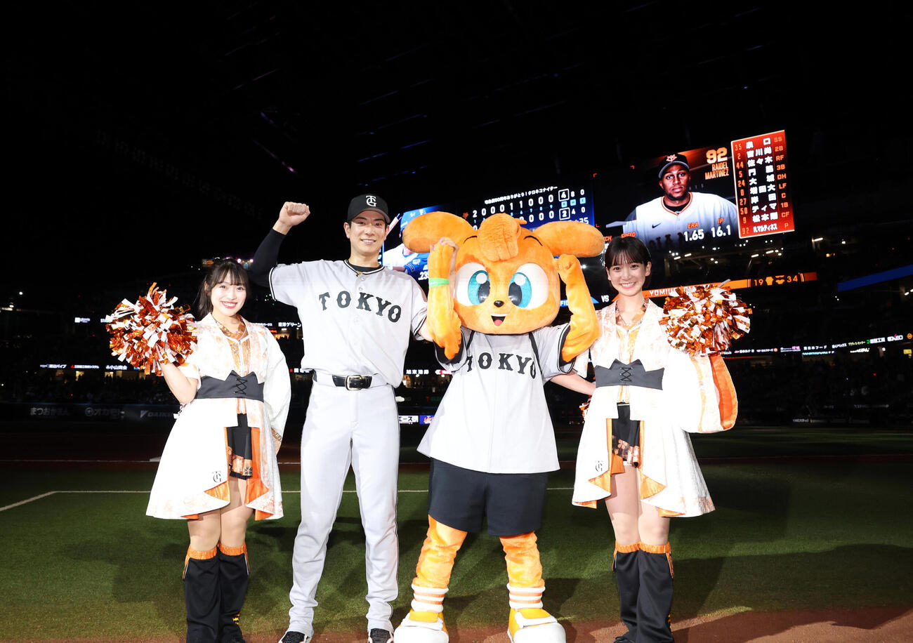 日本ハム対巨人　ヒーローインタビュー後、笑顔で記念撮影する巨人松本剛（撮影・浅見桂子）