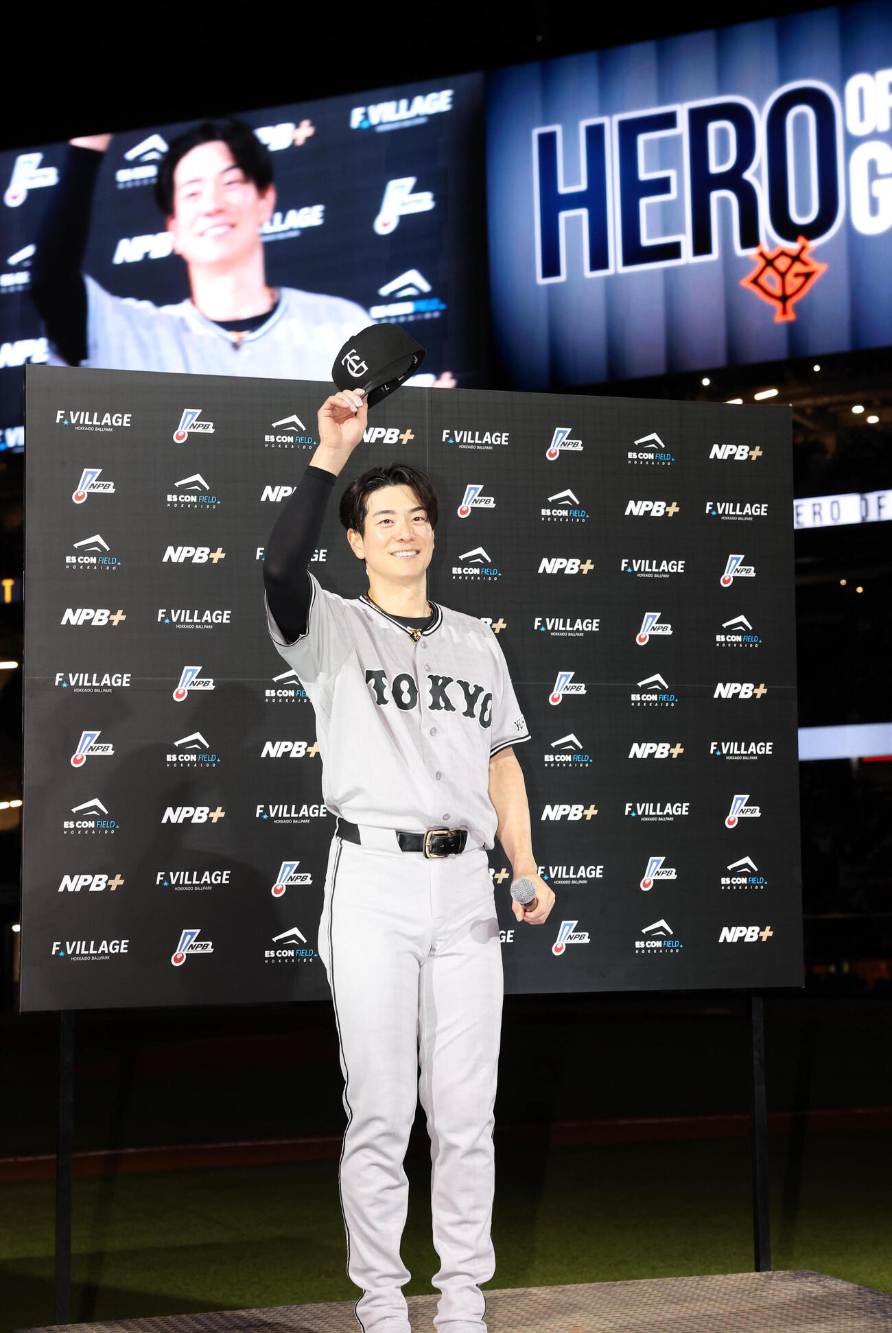 日本ハム対巨人　ヒーローインタビューで笑顔であいさつする巨人松本剛（撮影・浅見桂子）