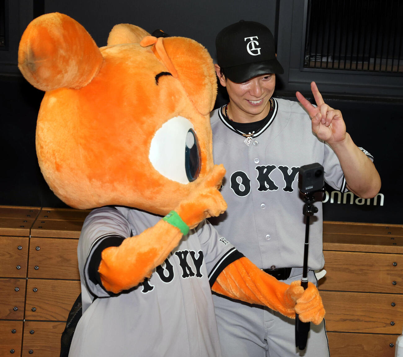 日本ハム対巨人　ヒーローインタビュー前、キッズジャビットと記念撮影する巨人松本剛（撮影・浅見桂子）