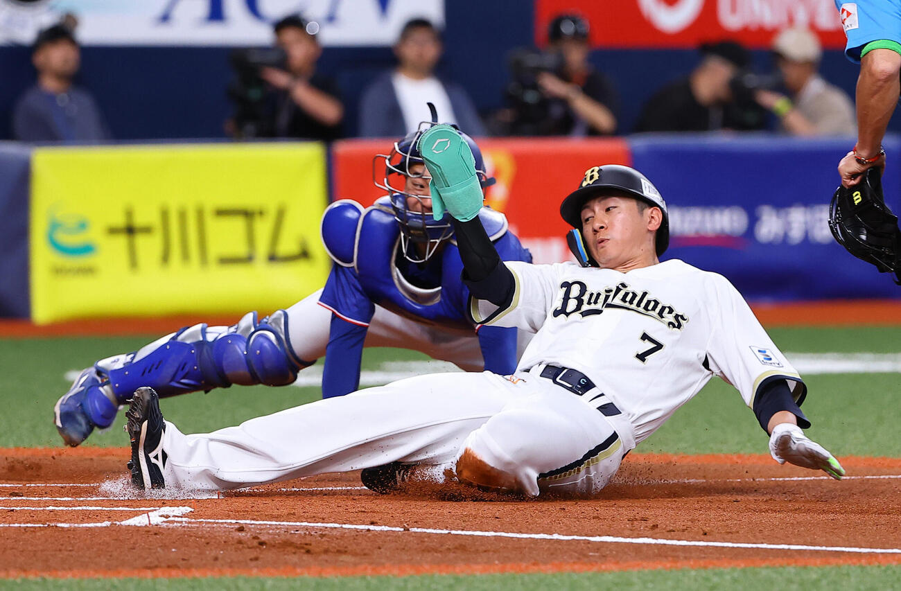 オリックス対中日　1回裏オリックス1死一、二塁、中川圭太の安打で本塁を狙うも細川成也の好返球で憤死する西川龍馬（撮影・上田博志）＝2026年5月29日