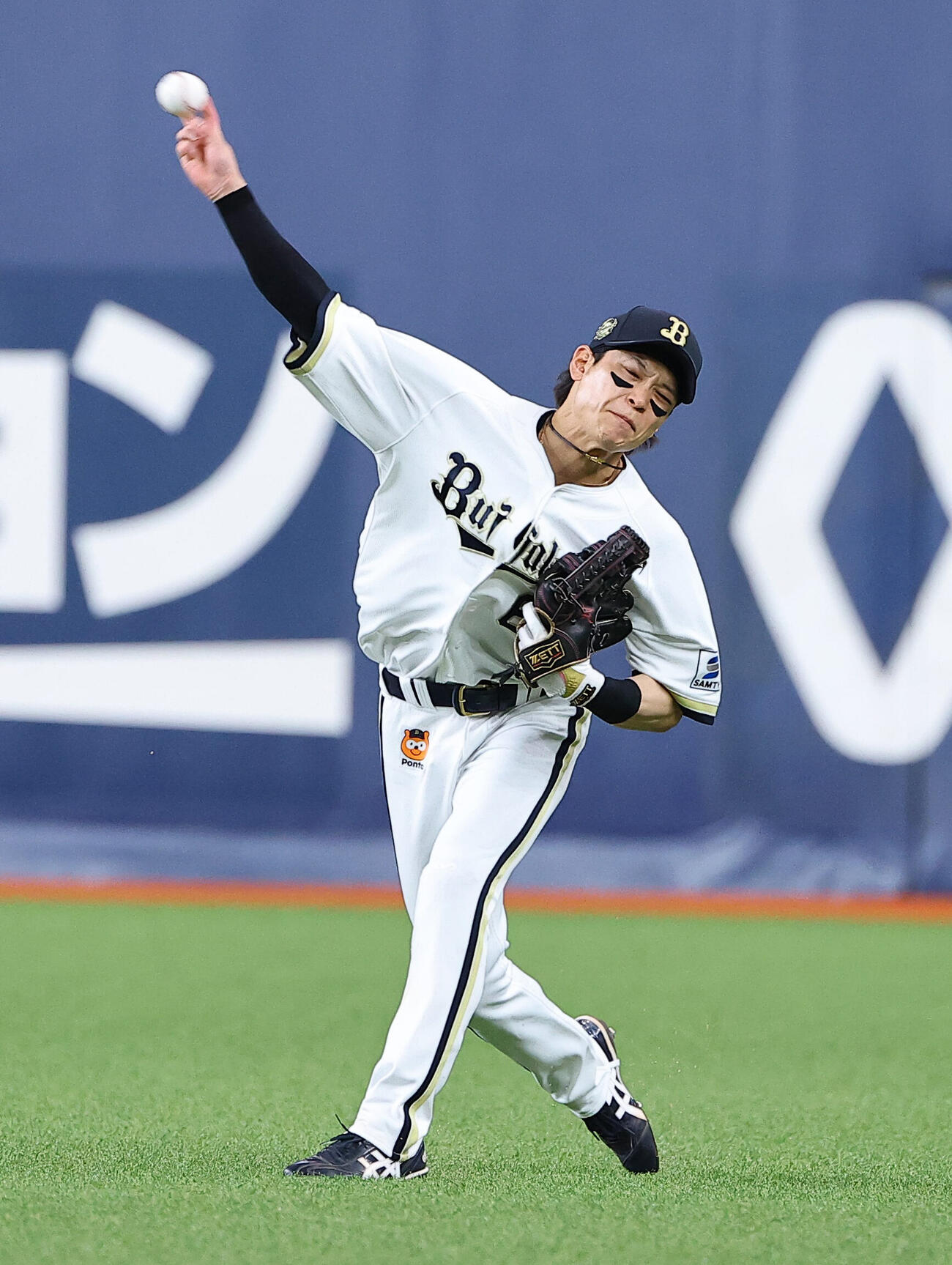 オリックス対中日　8回表中日2死一、二塁、板山祐太郎の安打で生還を狙う村松開人を刺す中川圭太（撮影・上田博志）＝2026年5月29日